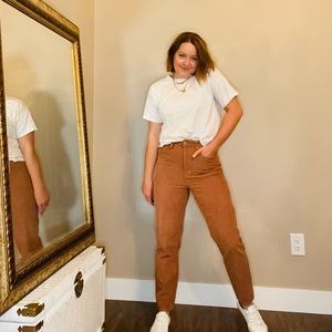 High Waisted Corduroy Pant

Size: 3/26

Brand: Indigo Rising